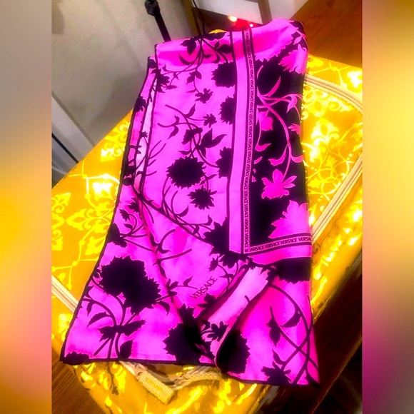 BRAND NEW VERSACE SCARF SILK ๐ New - Picture 2 of 3